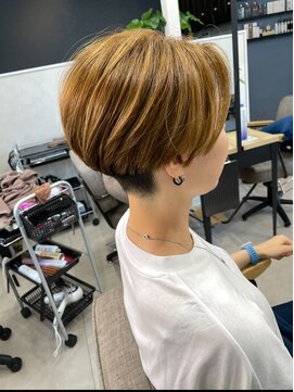 エモ(emo) 刈り上げショートスタイル