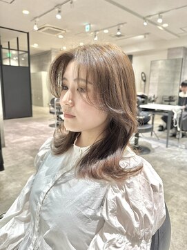 アクション 心斎橋店(ACTION) 20代30代レイヤーミディアム　くびれヘア　くすみベージュ