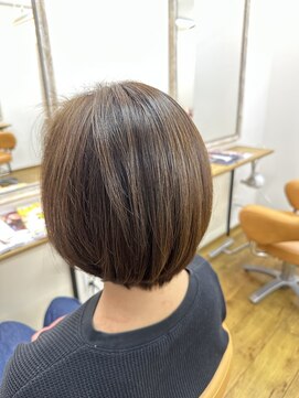 ビービー(Be2 by KENJE) 白髪ぼかしカラー　ナチュラルボブ