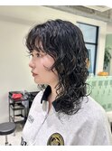 ミディアムレイヤーカットロングウルフパーマブルーブラック