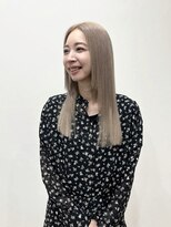 アクルヘアーバイテソロ(AKUR hair by tesoro)&nbsp;ホワイトベージュ