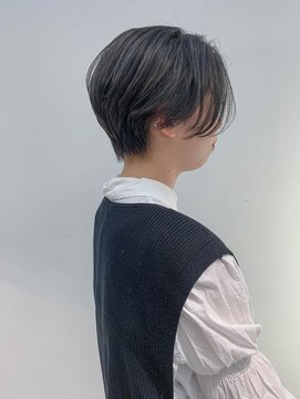 テトヘアー(teto hair) ハンサムショート、グレーアッシュ、前下がりショート