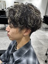 ヒュイル バイ ニアウ(Hwyl by Niau) メンズマッシュパーマニュアンスパーマスパイラルパーマ刈り上げ