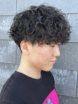 ヒュイル バイ ニアウ(Hwyl by Niau) メンズマッシュパーマ波巻スパイラルパーマニュアンスパーマ