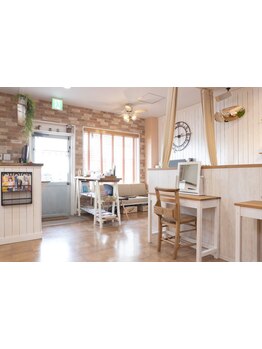 緑がたくさんの落ち着いたナチュラルな店内◎アットホームな雰囲気で初めての方もリラックスして過ごせる♪