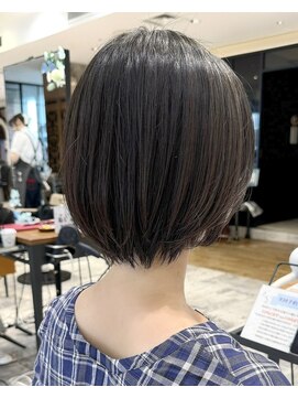 アフロート ルヴア(AFLOAT RUVUA) 【岩田莉奈】40代50代の似合わせカットで若見えショートボブ新宿