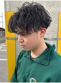 センターパートツイストスパイラルパーマメンズ波巻きパーマ