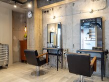 エースヘアーラウンジ(ACE'N HAIR LOUNGE)の雰囲気（コンクリートと木の温もりが調和する落ち着いた空間でおもてなし）