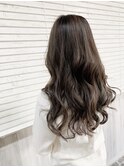 モノトーングレージュ/セミロング/波巻き/艶感