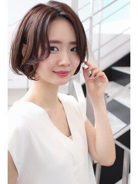 ヒロノタクヤ 女性らしい柔らかショートボブ