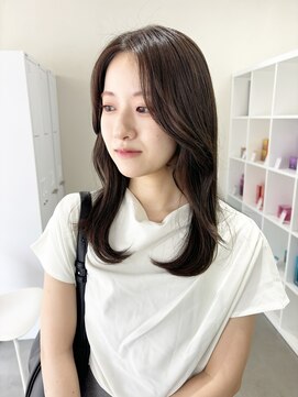 キートス 高知店(kiitos) 柔らかオリーブベージュ/センター分け/レイヤースタイル