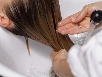 アカラ(AKALA)の写真/【一関】毎月の白髪染めでも傷ませない。カラーと同時ケアでダメージをリセットし、色持ちと潤いをキープ◎