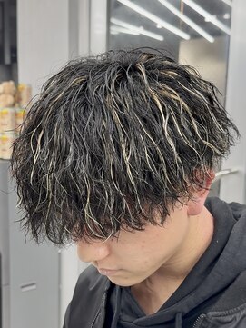 オーバル ジングウマエ(OVARL jingumae) 縦落ちツイストスパイラルハイライトパーマラウンドマッシュ
