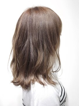 リアン(Lian) 【アッシュベージュ】外ハネスタイル