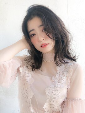 ルティア(Lutia) ミディアムレイヤー、アッシュブラウン、ゆるふわ巻き