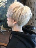 ブリーチデザインラウンドマッシュホワイトブロンド
