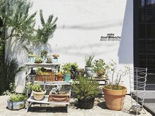 アトリエドゥーディマンシュ atelier doux dimancheの雰囲気（自由が丘一軒家サロン☆入り口には植物がいっぱいです♪）