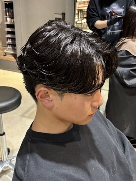 ボンドストーリールミエール(Bond Story lumiere) ニュアンスパーマフェザーナチュラルセンターパート眉毛刈り上げ