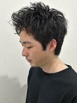 ヒュイル バイ ニアウ(Hwyl by Niau)&nbsp;メンズスパイキーショートツーブロックニュアンスパーマ眉毛