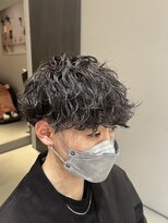 ウノプリールヴァモス(unopulir Vamos)&nbsp;波巻きスパイラルパーマ刈り上げメンズ前下がり長めマッシュ