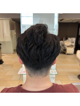 ミーティア バイ クアトロ(Meteor By QUATRO) 大人メンズカットパーマ