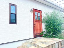 ヌーン(noon.)の雰囲気（赤いドアが目印の小さなサロン。）