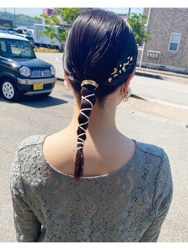 フィオーレ ヘアデザイン(FIORE hair design) タイトヘアアレンジ　紐アレンジ　金箔アレンジ