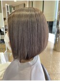 グレージュ ボブ 小顔 ハイライト 白髪ぼかし