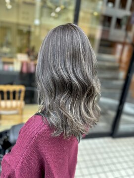 エスト 小倉(est) ハイライトで作る外国人風カラー/グレージュ×ロング