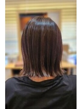 ルチア(Lucia) ハイライト切りっぱなしボブ