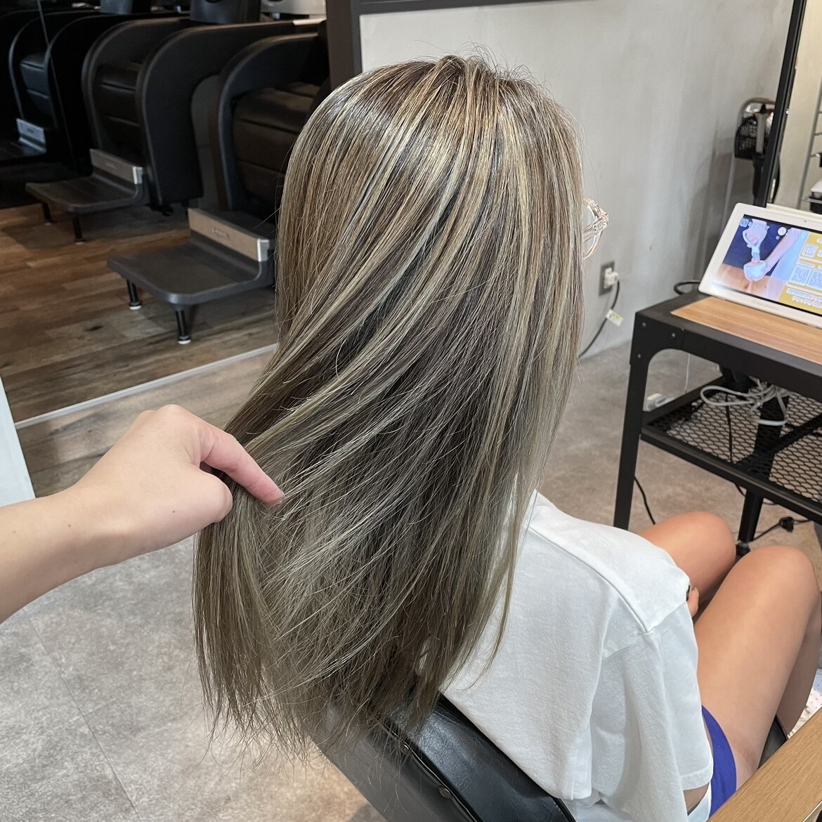 細めいっぱいハイライト×アッシュグレー：L194866703｜グラ デザイン