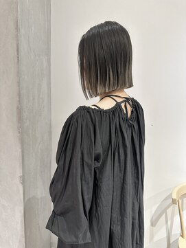 ヨーク(YOKE) YOKE 切りっぱなしボブ丸くないボブミルクティーアッシュ