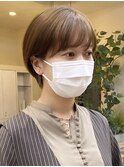 グレージュ切りっぱなしボブ前髪ありミニボブミルクティベージュ