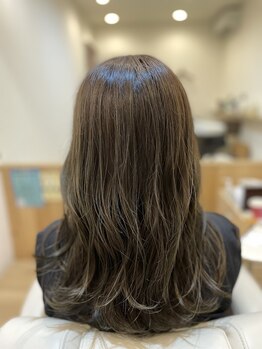 ヘアーアンドリラックス レーヴ 勝田台店(Hair&Relax reve)の写真/白髪を“隠す”から“魅せる”へ。自分らしさを大切に、透明感カラーで上品な大人スタイルに導きます。