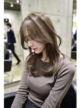 “白髪を隠さない”新発想。脱白髪染めでつくる、こなれ感たっぷりの大人ハイライト。