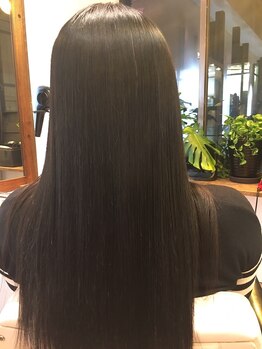 「髪のうねりやクセが悩み」「ストレートヘアに憧れはあるけど、縮毛矯正のダメージが気になる」