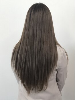 髪質改善のトリートメントで、髪の内部から補修して、毛先までなめらかな指通りに導きます…。