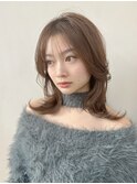 くびれミディアム　レイヤーカット　うすめ前髪　グレージュ