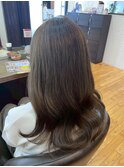ツヤ感と抜け感を両立◎大人の上品さを引き出すナチュラルロング