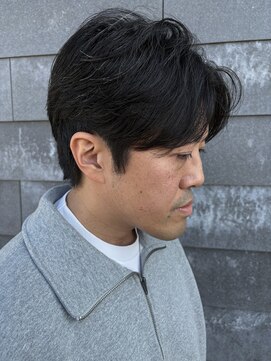 ヒュイル バイ ニアウ(Hwyl by Niau) MEN’S HAIRセンターパートスパイラルパーマニュアンスパーマ