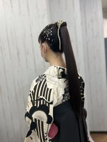 エン(EN)&nbsp;個性が光る　ロングポニー＆黒袴　サイドは銀箔で♪