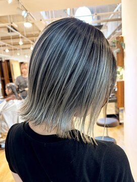 ブリッツレボルト(BLITZ R EVOLUT) 筋感 バレイヤージュ ホワイトカラー 外はねボブ 20代30代