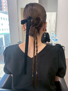 ジゼル 梅田(GiseL) ヘアアレンジ カチモリ 編みおろし 結婚式 同窓会 お呼ばれ 20代