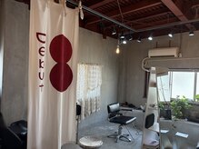 デビュー(Debut)の雰囲気（温かみのあるアンティーク調の店内）