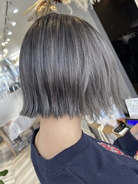 プラスイズム(PLUSISM) シルバーグレーの切りっぱなしボブ