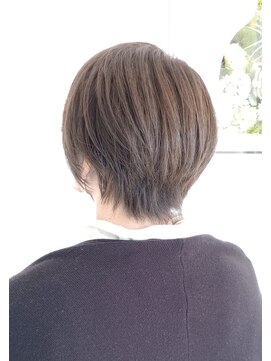 ラグラスヘア(LAGRAS HAIR) アッシュカラーの大人女子ショート。