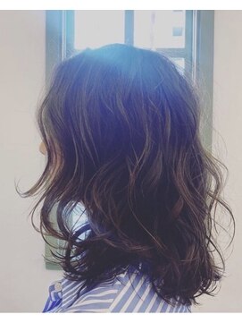 オミノ omino ミディアムレイヤースタイル