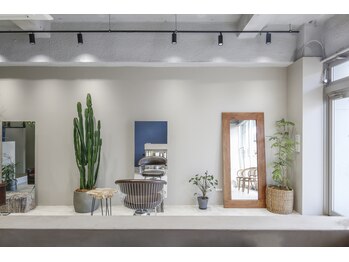 ソワカ(SOWACA)の写真/マンツーマン施術で対応◆要望を伝えやすい親身なスタイリストがあなたの理想のデザインをご提案します*