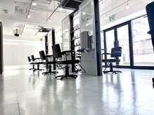 セバスティアン(SEBASTIAN)の雰囲気（白を基調とした広々とした店内は2階にありとても明るく開放的。）