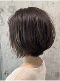 クールなアッシュハイライトボブ